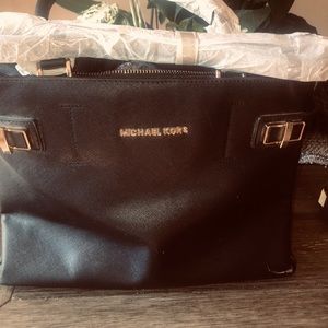 Michael kors purse with straps